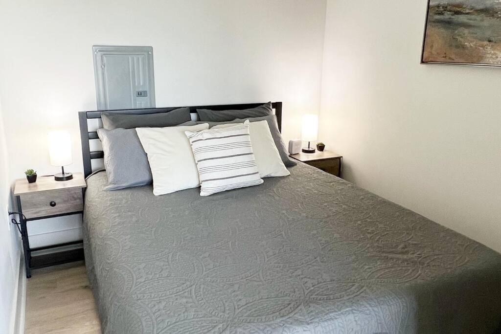 Studio Apartment, Queen Bed, Wifi, Kitchen, Washer & Dryer In تشارلوت المظهر الخارجي الصورة