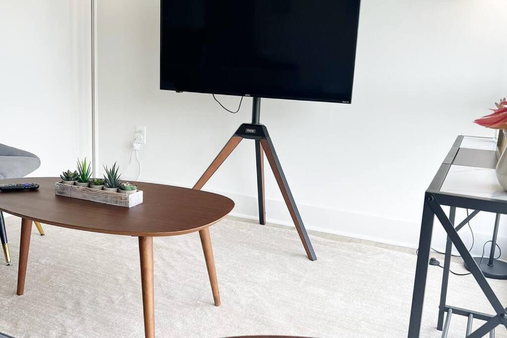 Studio Apartment, Queen Bed, Wifi, Kitchen, Washer & Dryer In تشارلوت المظهر الخارجي الصورة
