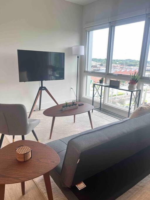 Studio Apartment, Queen Bed, Wifi, Kitchen, Washer & Dryer In تشارلوت المظهر الخارجي الصورة