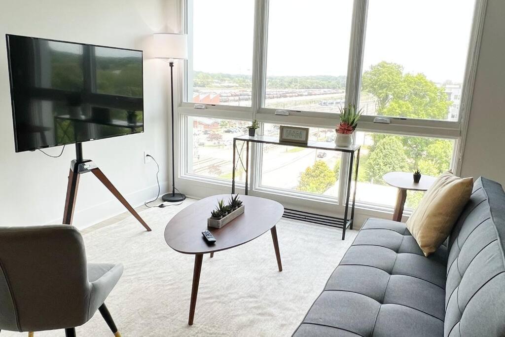 Studio Apartment, Queen Bed, Wifi, Kitchen, Washer & Dryer In تشارلوت المظهر الخارجي الصورة