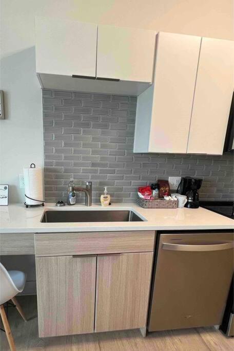 Studio Apartment, Queen Bed, Wifi, Kitchen, Washer & Dryer In تشارلوت المظهر الخارجي الصورة